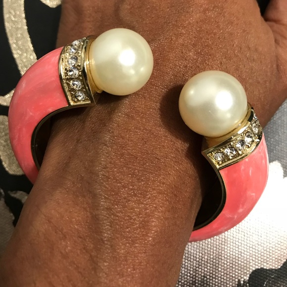 Jewelry - 4/$24 Pearlized Statement Bracelet